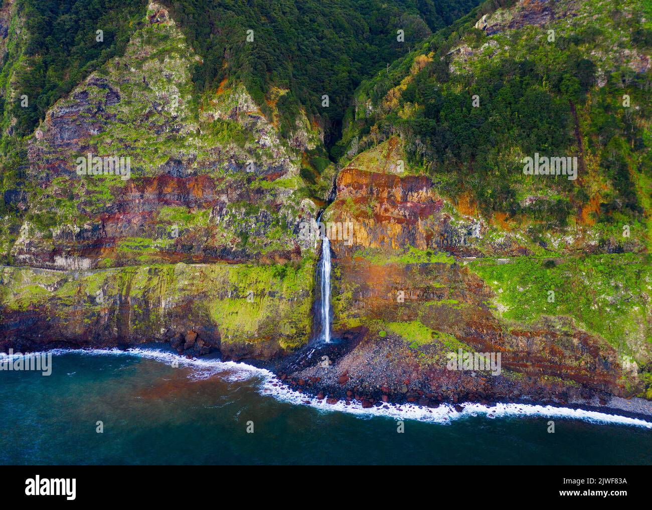 Vista aérea de una cascada cerca del pueblo de Seixal en las Islas Madeira, Portugal Foto de stock
