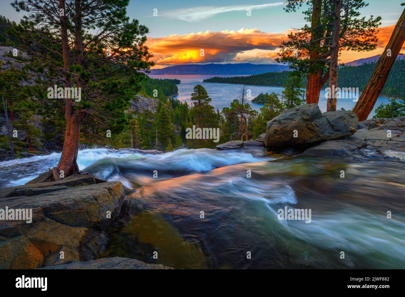Puesta de sol sobre Lower Eagle Falls y Emerald Bay, Lake Tahoe, California Foto de stock