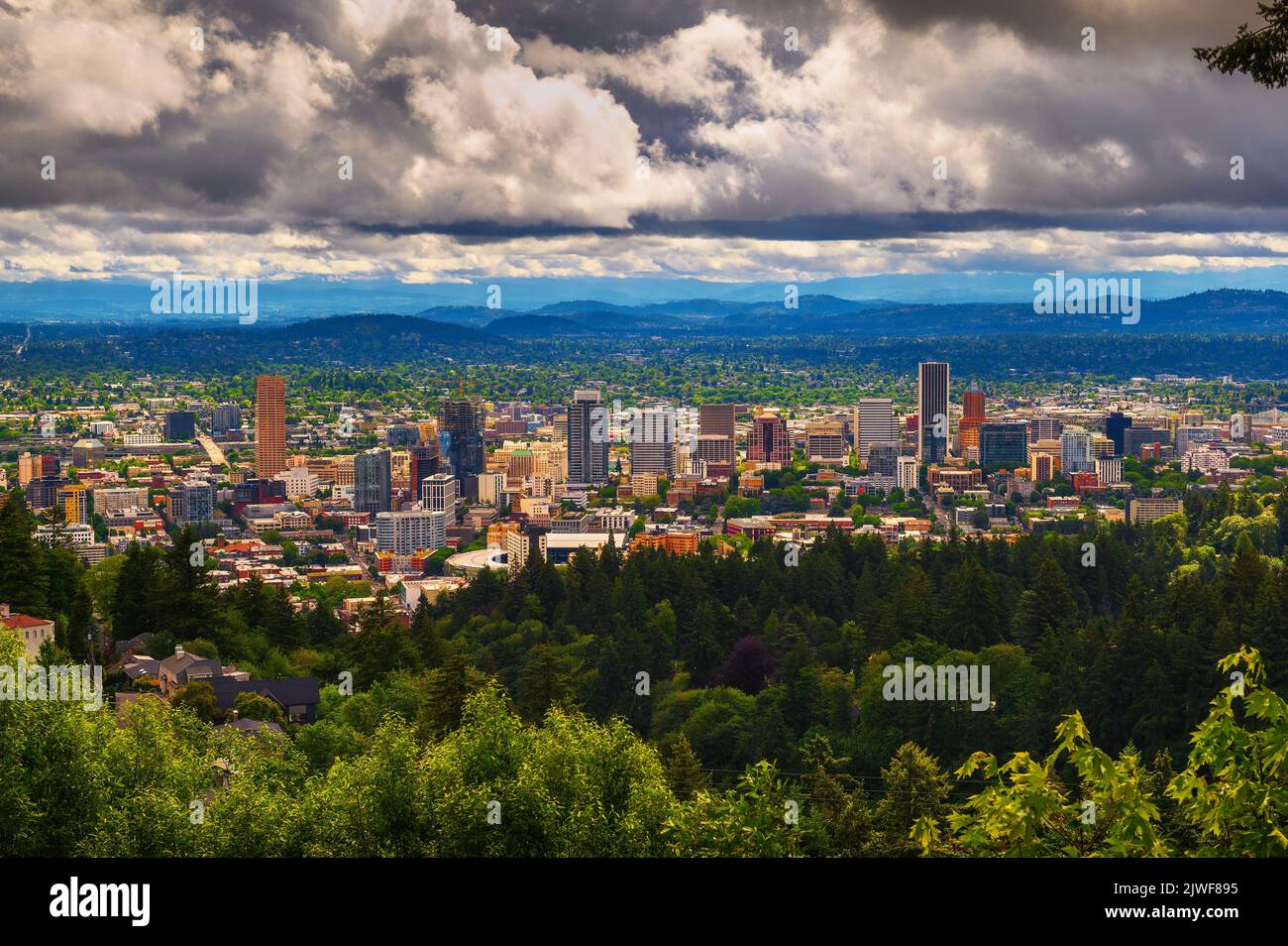 Horizonte de Portland, Oregón desde el mirador de la mansión Pittock Foto de stock