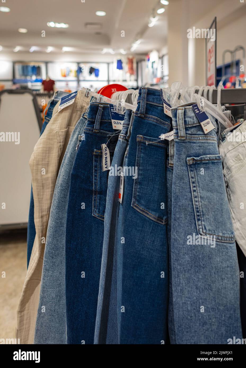 Old navy denim jeans in fotografías e imágenes de alta resolución - Alamy