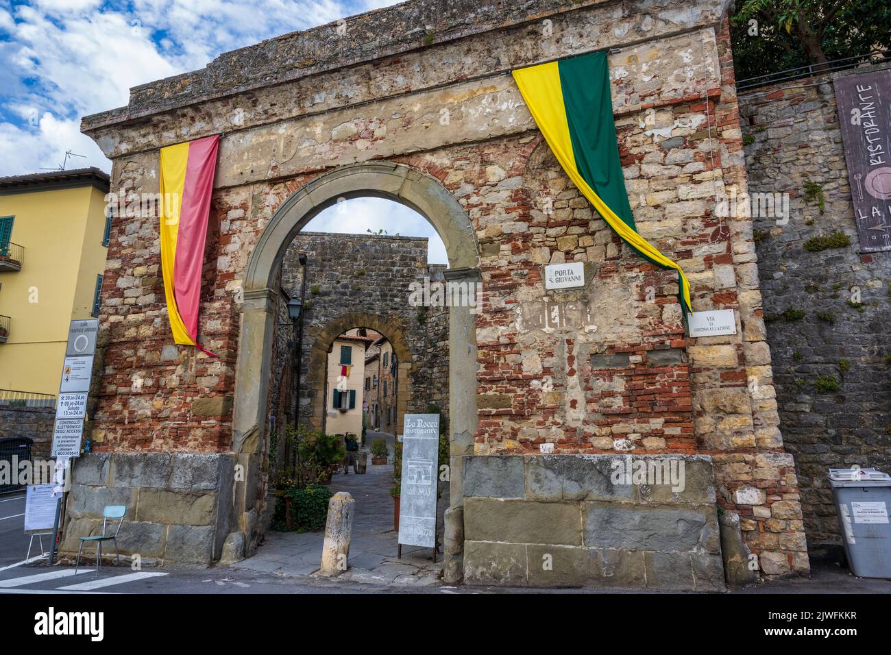 Exterior de Porta San Giovanni en la ciudad medieval de Lucignano en la cima de la colina en el Val di Chiana en Toscana, Italia Foto de stock