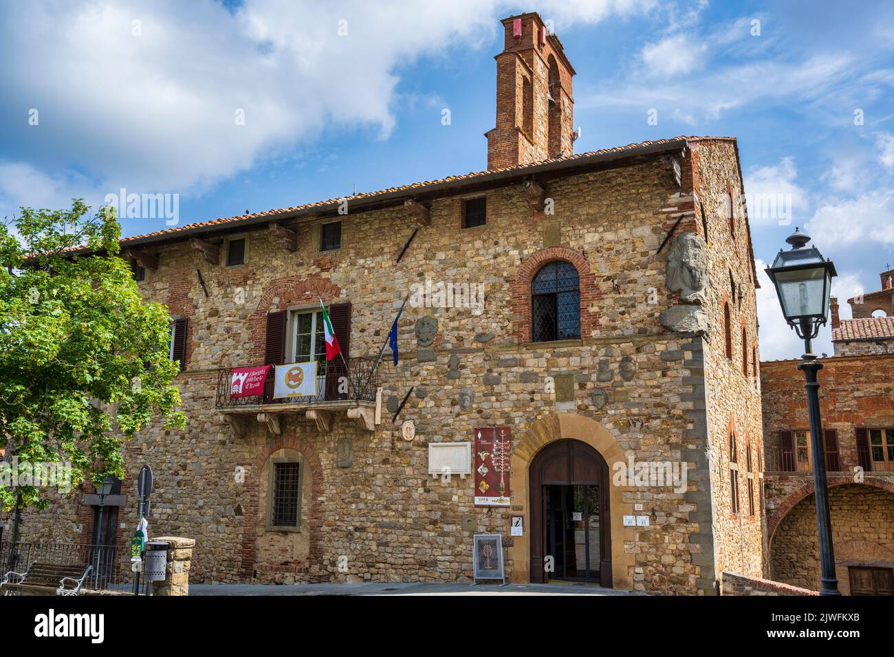 Museo di Lucignano (Palazzo del Comune) en la ciudad medieval de Lucignano en la cima de la colina en el Val di Chiana en Toscana, Italia Foto de stock