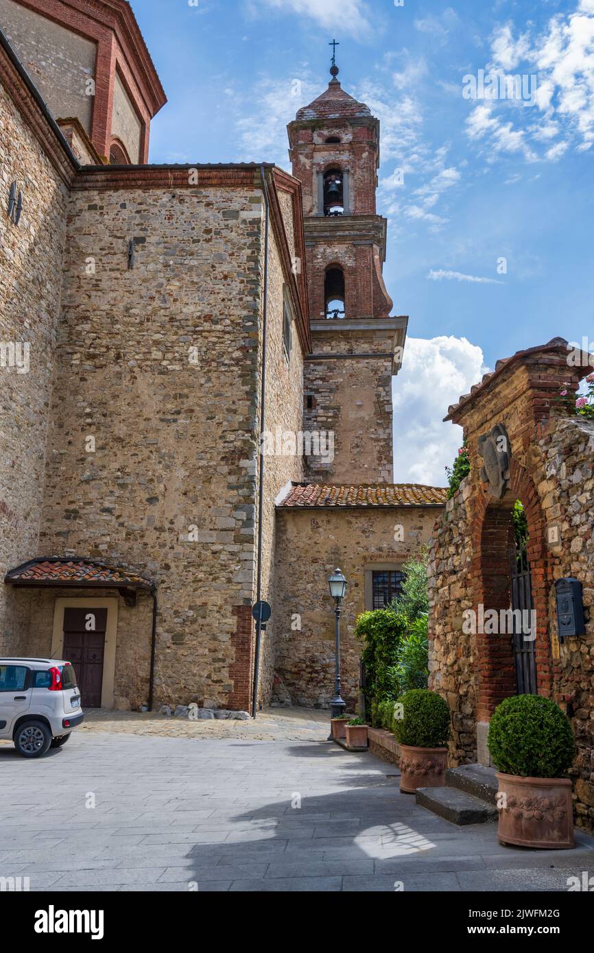 Campanario de la Collegiata di San Michele Arcangelo en la ciudad medieval de Lucignano en la cima de la colina en el Val di Chiana en Toscana, Italia Foto de stock