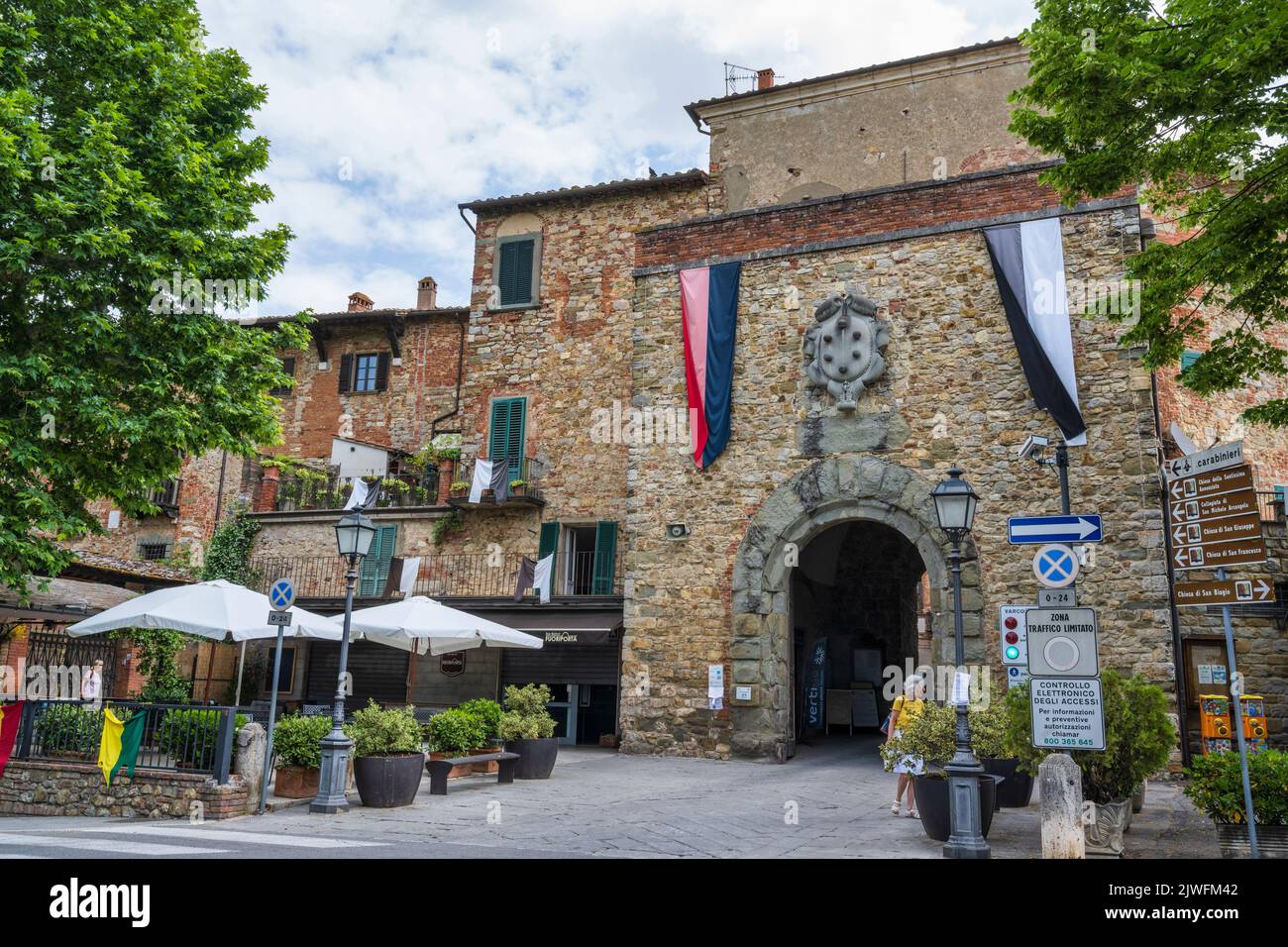 Exterior de Porta San Giusto en la ciudad medieval de Lucignano, en la cima de la colina, en Val di Chiana, en Toscana, Italia Foto de stock