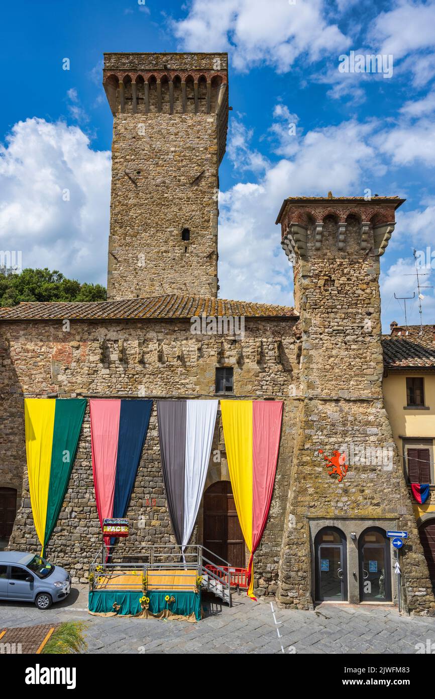 Antiguo Teatro Rosini en Via Roma con Torre della Rocca al fondo en la ciudad medieval de Lucignano en la cima de la colina en el Val di Chiana en Toscana, Italia Foto de stock