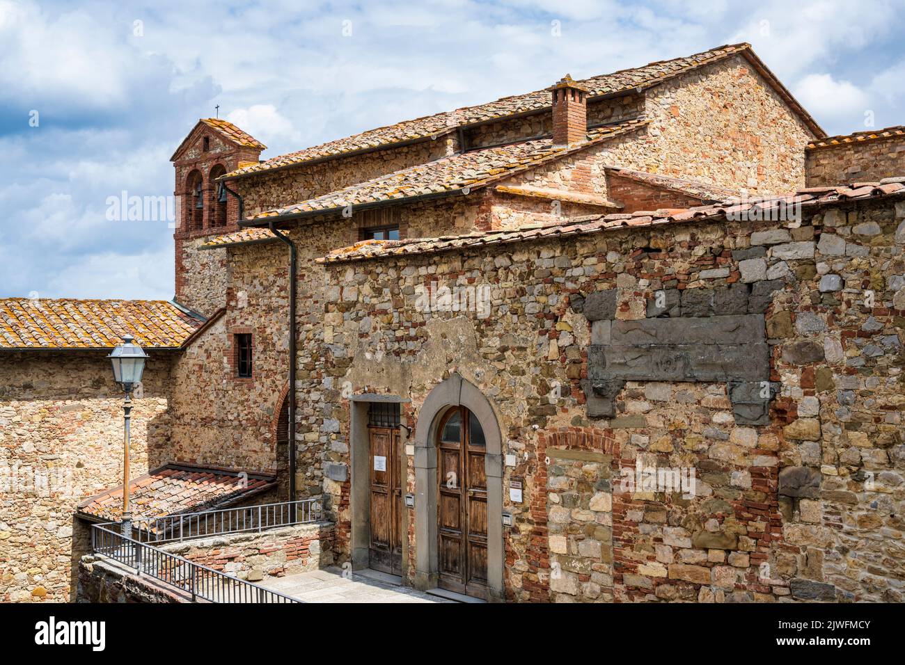 Edificios medievales en la ciudad medieval de Lucignano en la cima de la colina en el Val di Chiana en Toscana, Italia Foto de stock