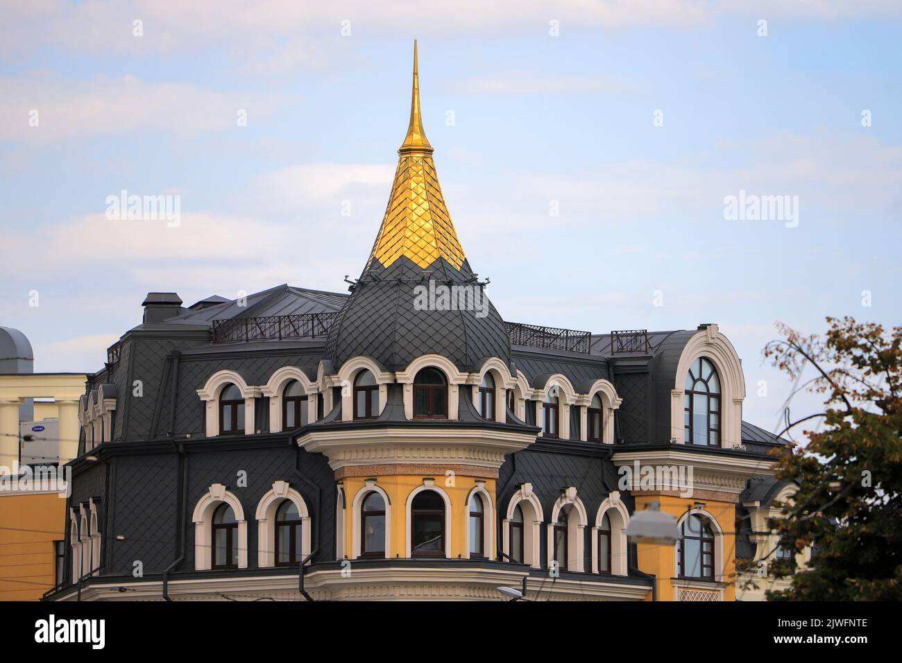 Techo exterior de la casa con cúpula dorada Foto de stock