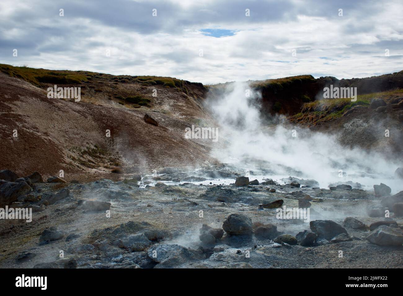 Zona geotérmica Seltun con aguas termales y fumarolas, Krysuvik, península de Reykjanes, Islandia Foto de stock