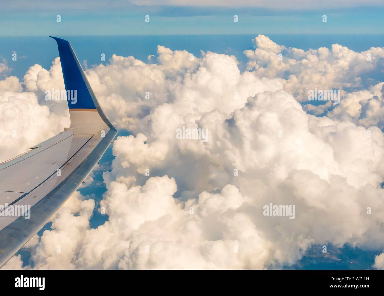Ala de avión y nubes vistas desde la ventana del avión Foto de stock