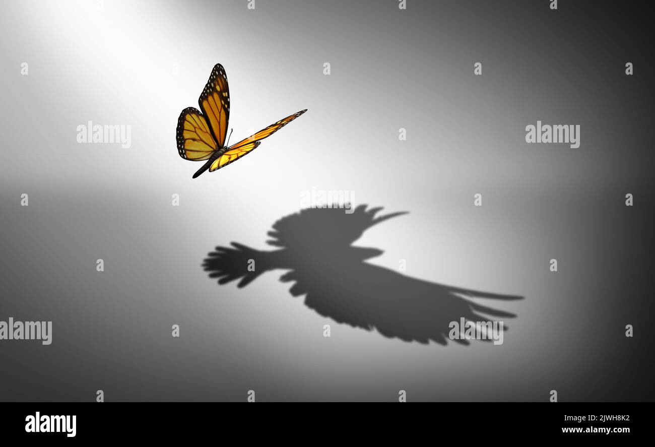 Aspiración al cambio y ambición de mejora y éxito como metáfora del crecimiento y la transformación como mariposa que proyecta una sombra Foto de stock