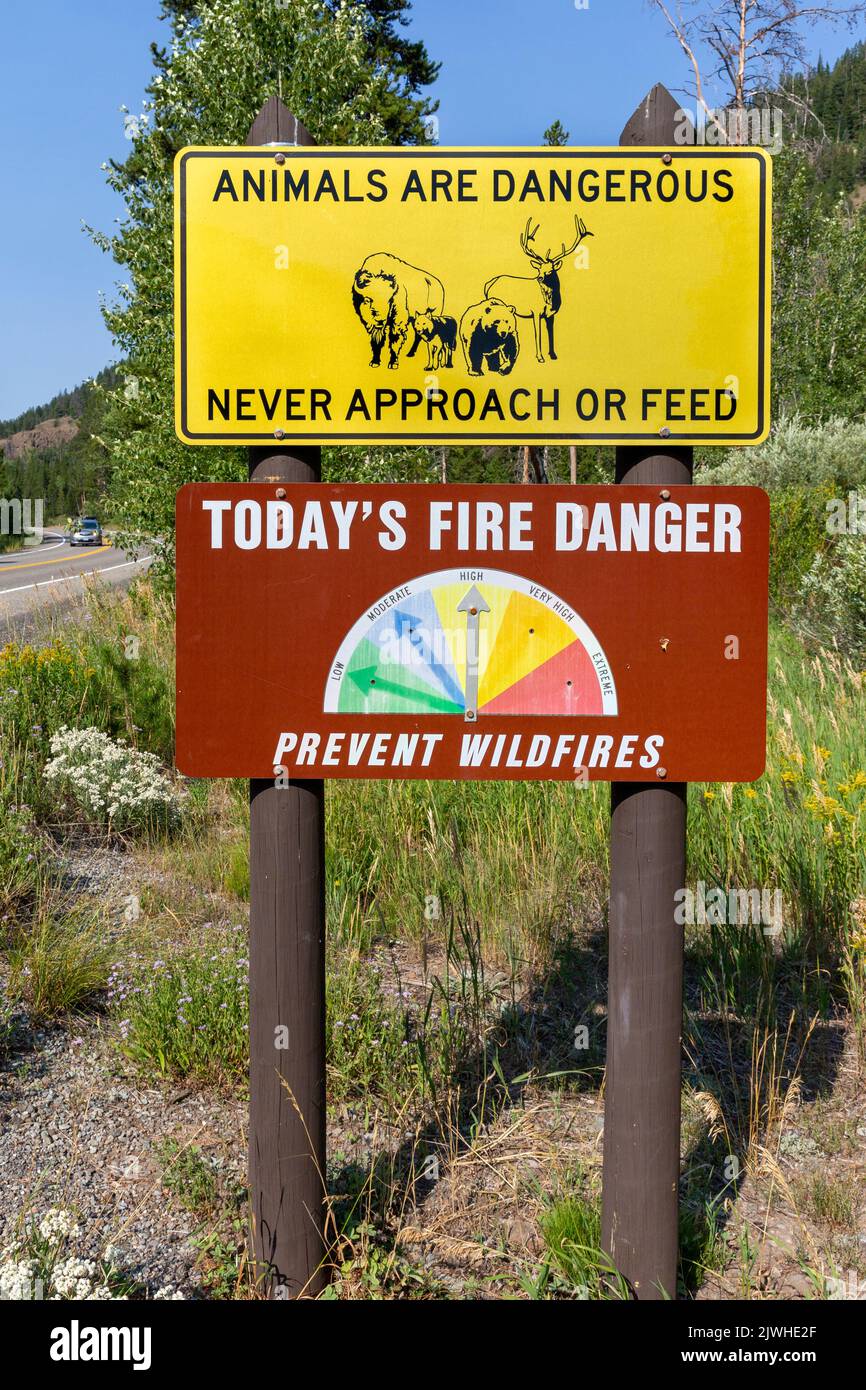 Señales de advertencia del Parque Nacional Yellowstone sobre el nivel de peligro de incendios forestales y nunca se acercan o alimentan a la fauna silvestre. Foto de stock