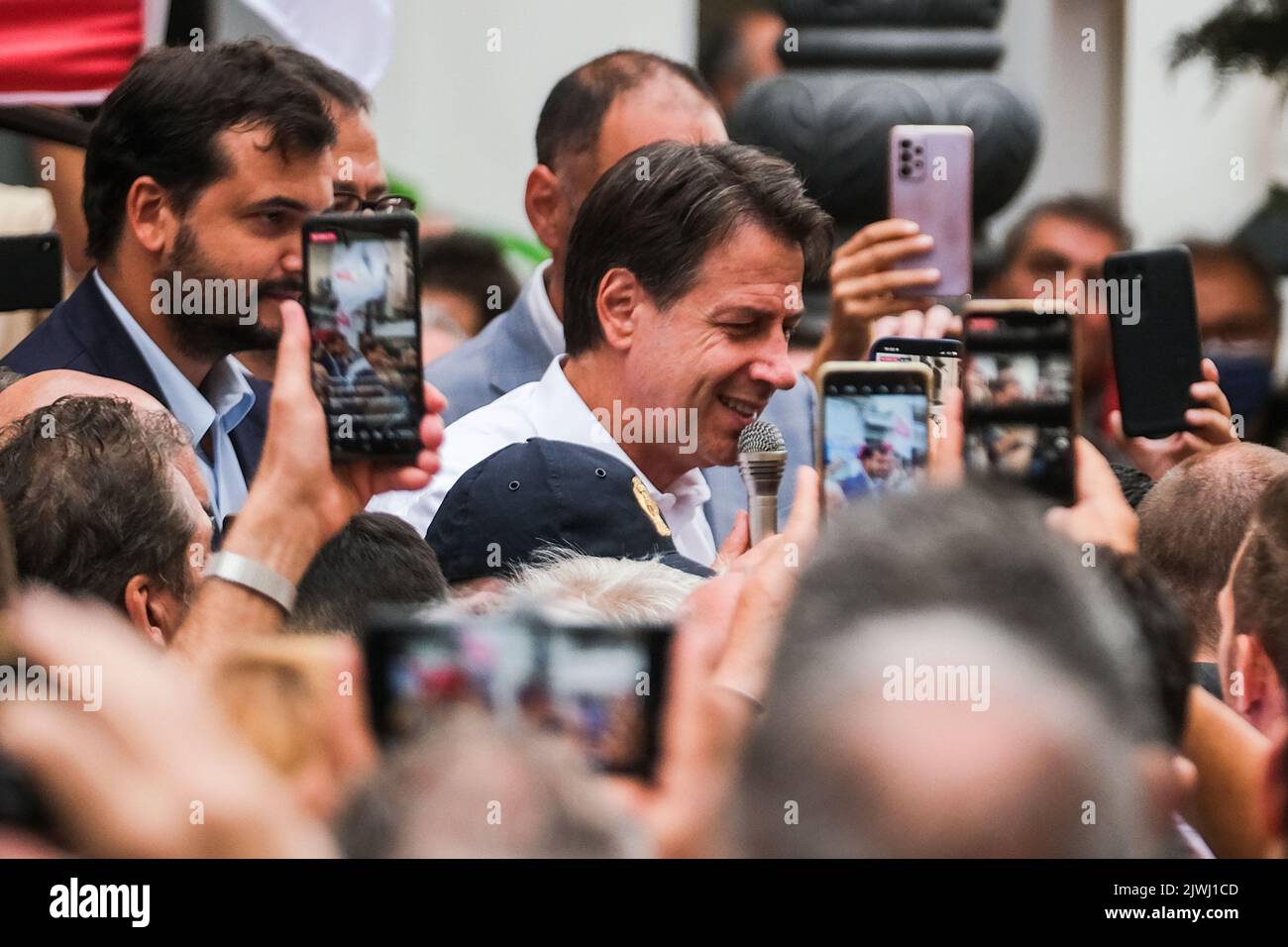 El líder político del Movimiento Cinco Estrellas, Giuseppe Conte, durante la gira electoral en Avellino, para las elecciones políticas italianas del 25 de septiembre de 2022. Foto de stock