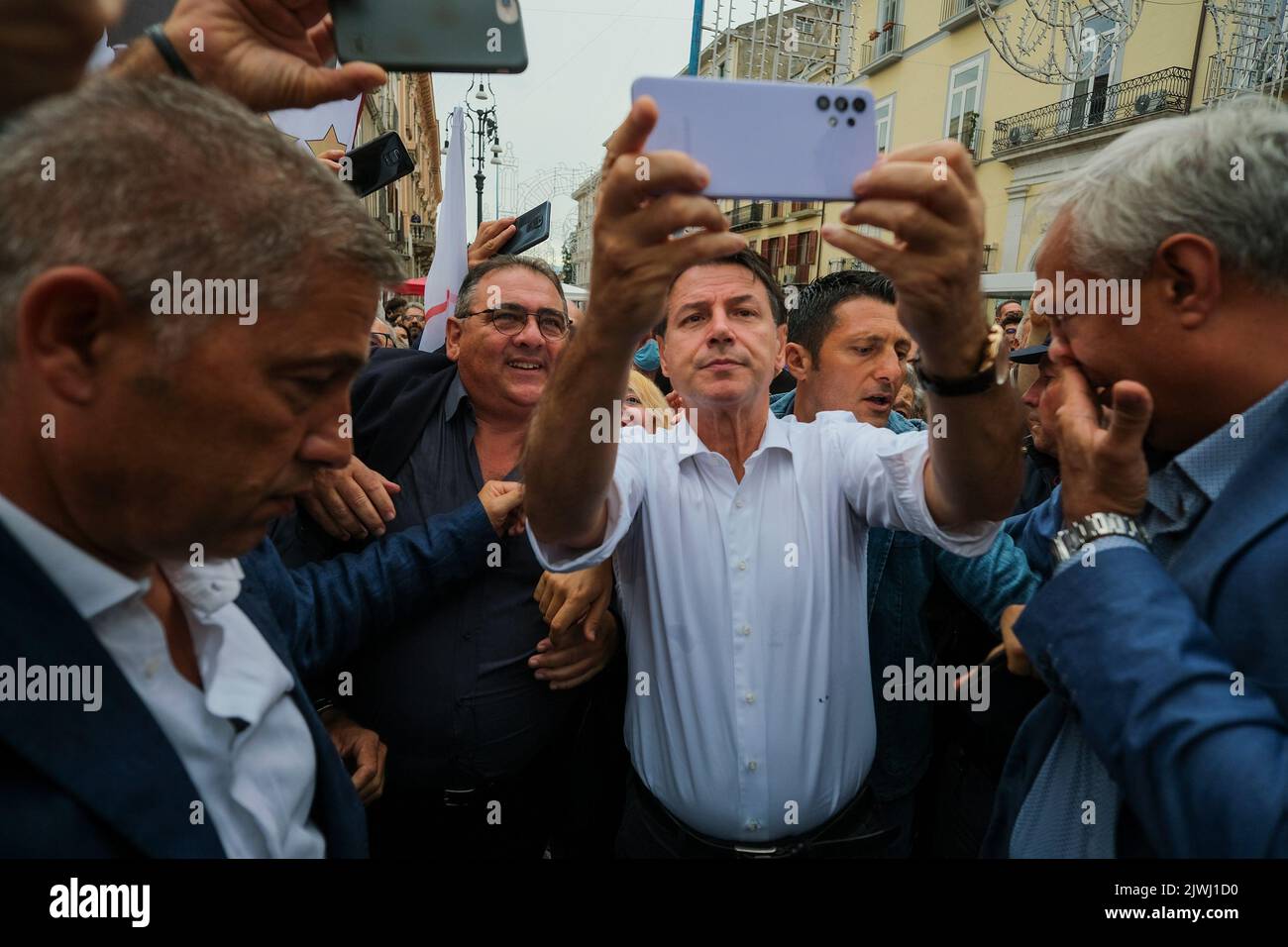 El líder político del Movimiento Cinco Estrellas, Giuseppe Conte, durante la gira electoral en Avellino, para las elecciones políticas italianas del 25 de septiembre de 2022. Foto de stock