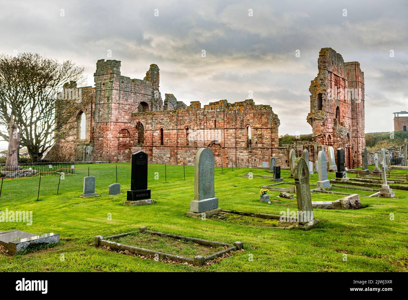 El Priorato de Lindisfarne en la Isla Santa fue uno de los centros más importantes del cristianismo primitivo en la Inglaterra anglosajona. Foto de stock