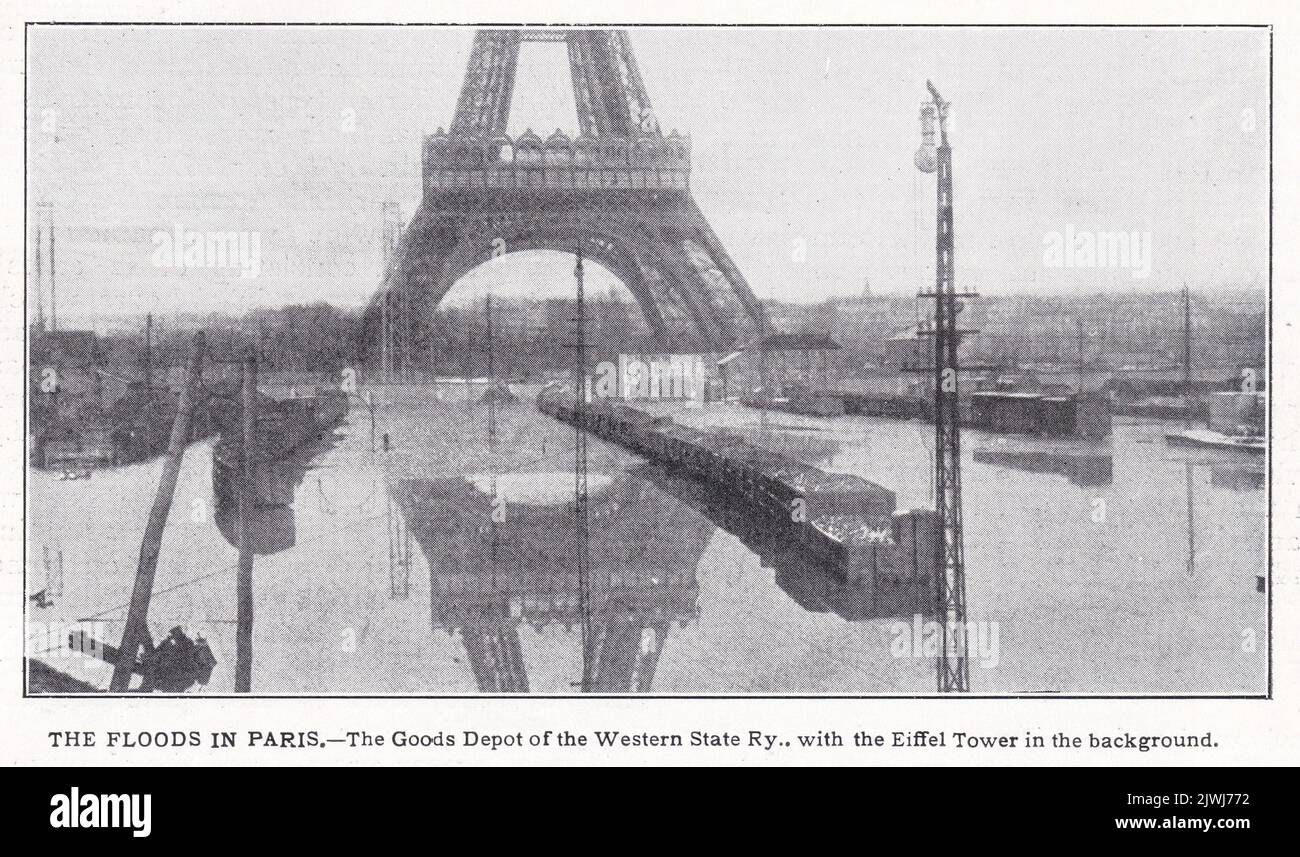 Las inundaciones en París 1910 - El almacén de mercancías de la RY occidental del Estado, con la Torre Eiffel en el fondo. Foto de stock