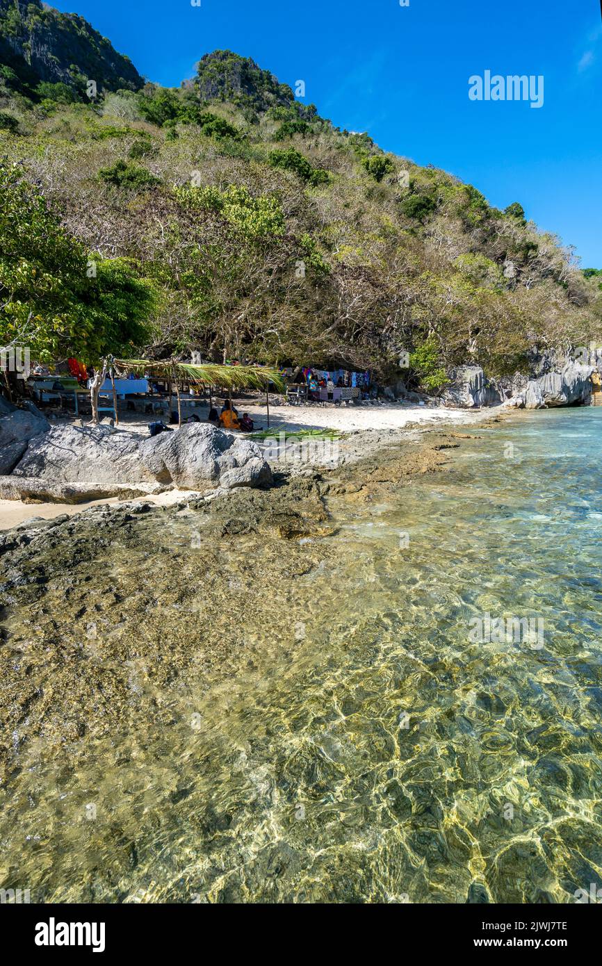Puestos de venta a los turistas que visitan las cuevas de piedra caliza Sawa-i-Lau. Isla Sawailau Grupo Yasawa, Fiyi Foto de stock