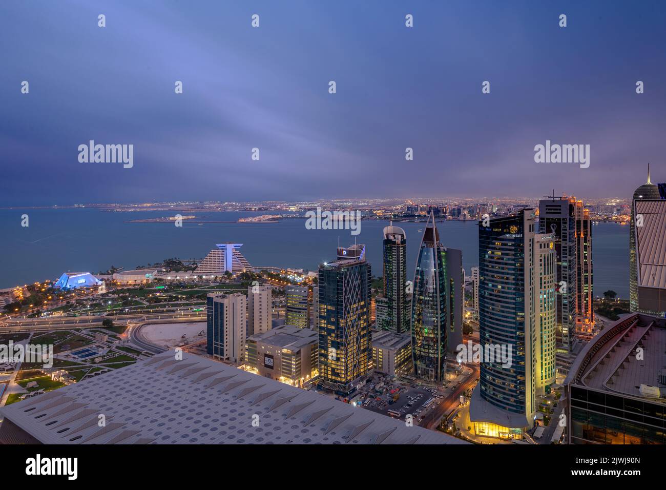 El horizonte moderno de la bahía oeste de Doha al atardecer Foto de stock