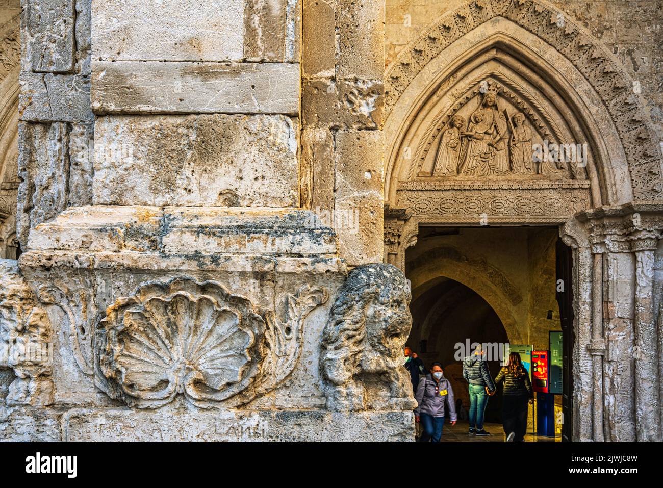 Detalles arquitectónicos de la entrada al santuario de San Michele Arcangelo en el Monte Sant'Angelo. Provincia de Foggia, Apulia, Italia, Europa Foto de stock