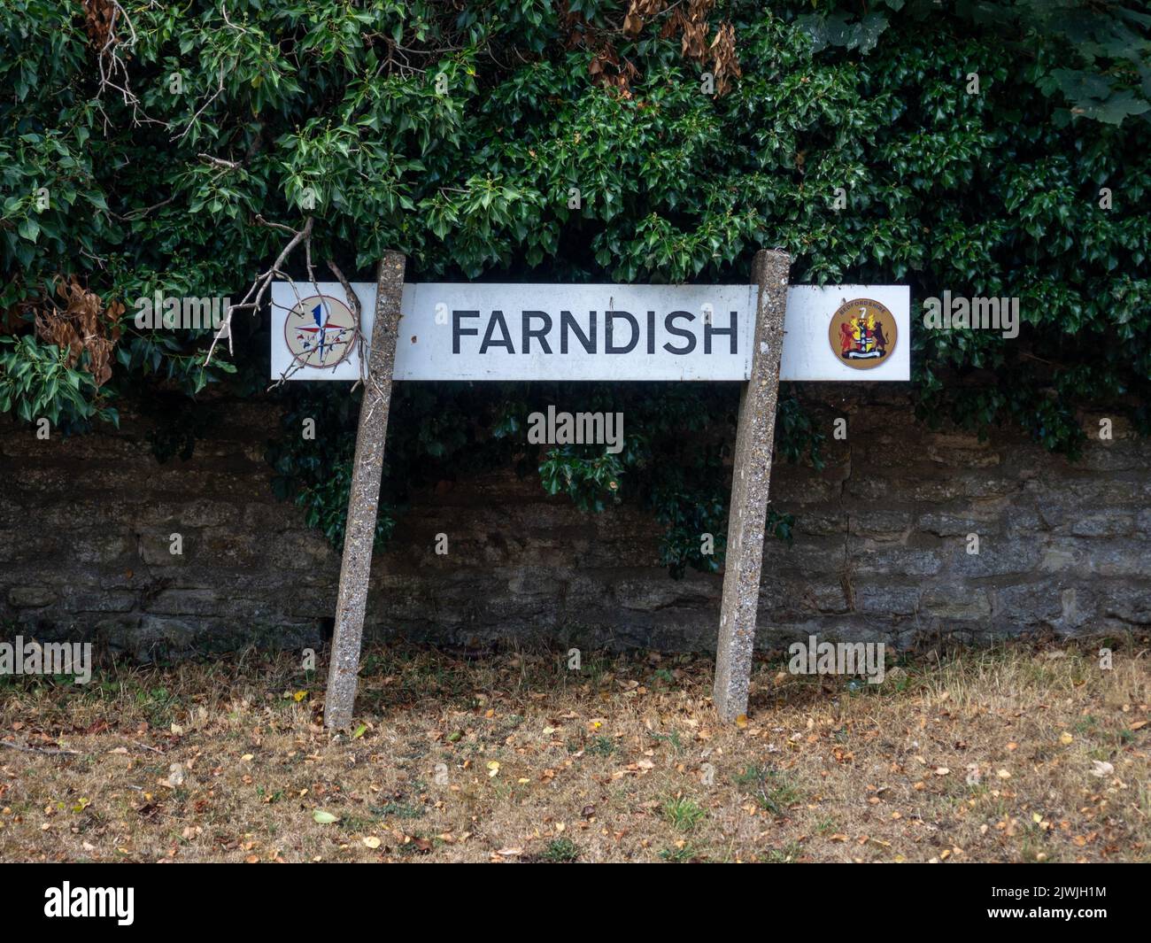 Signo wonky para el pueblo de Farndish, Bedfordshire, Reino Unido Foto de stock