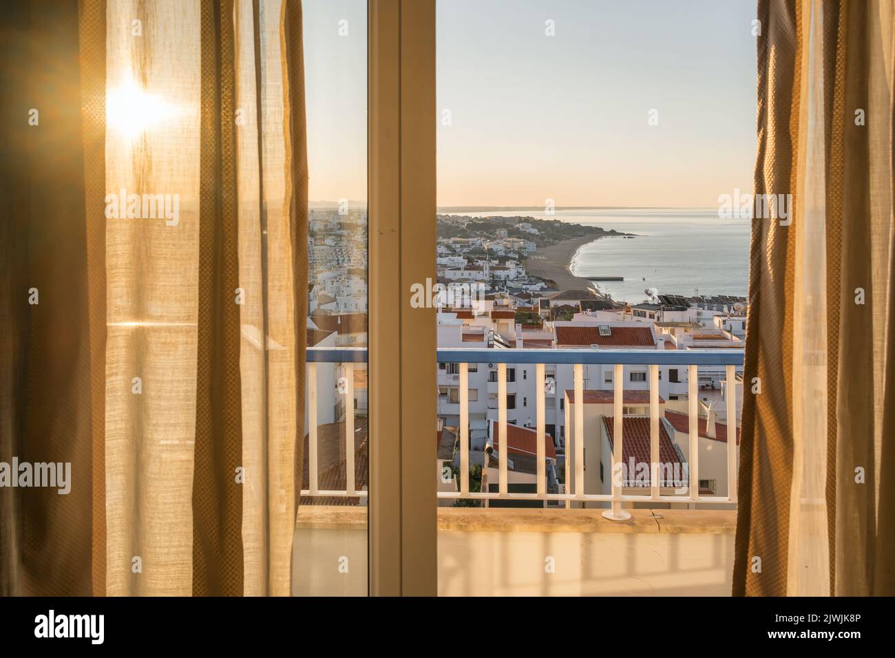 Vista del amanecer de la ciudad turística de Albufeira en la provincia del Algarve, Portugal. Foto de stock