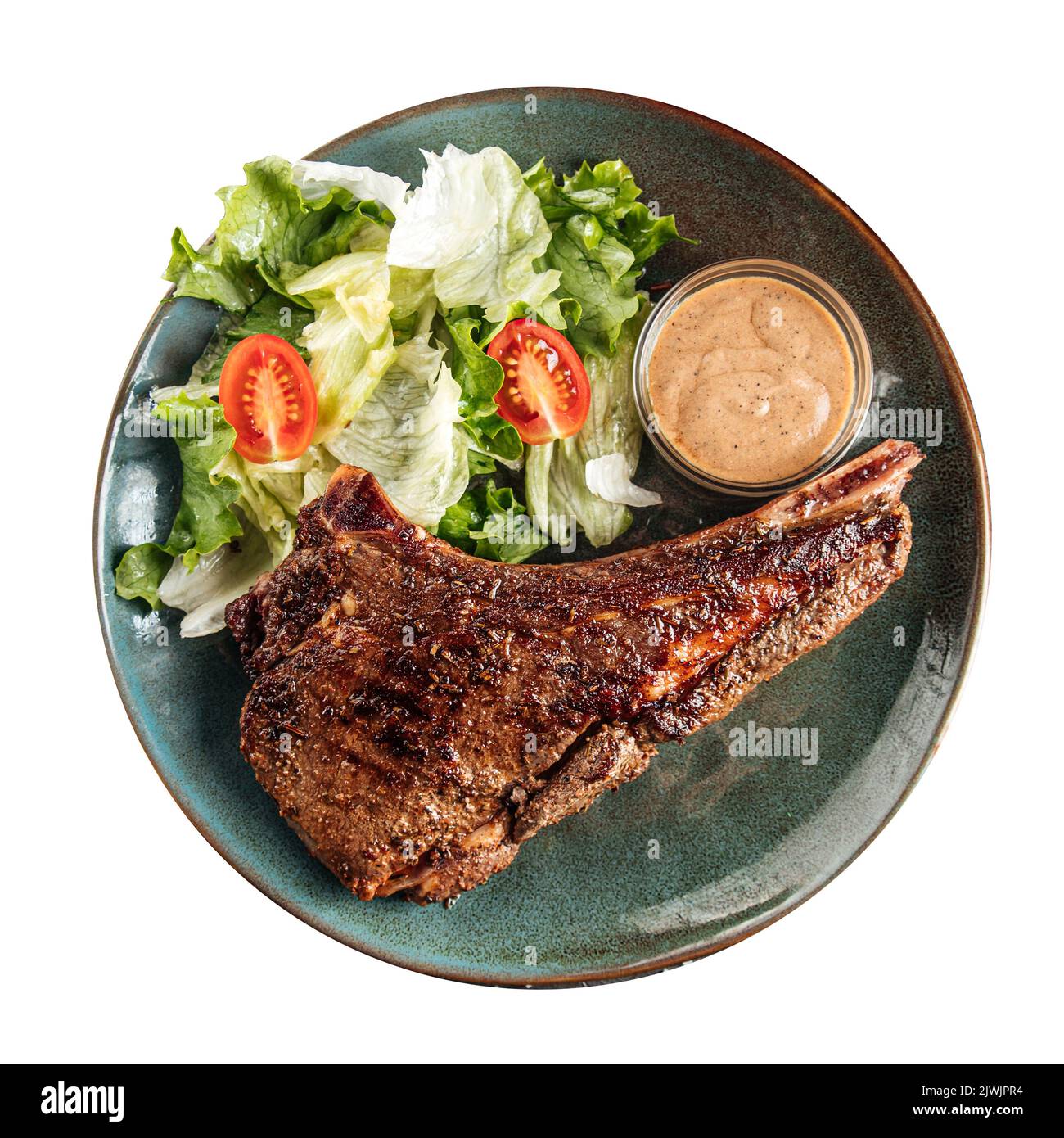 Porción de bistec de ternera a la parrilla con ensalada y salsa Foto de stock