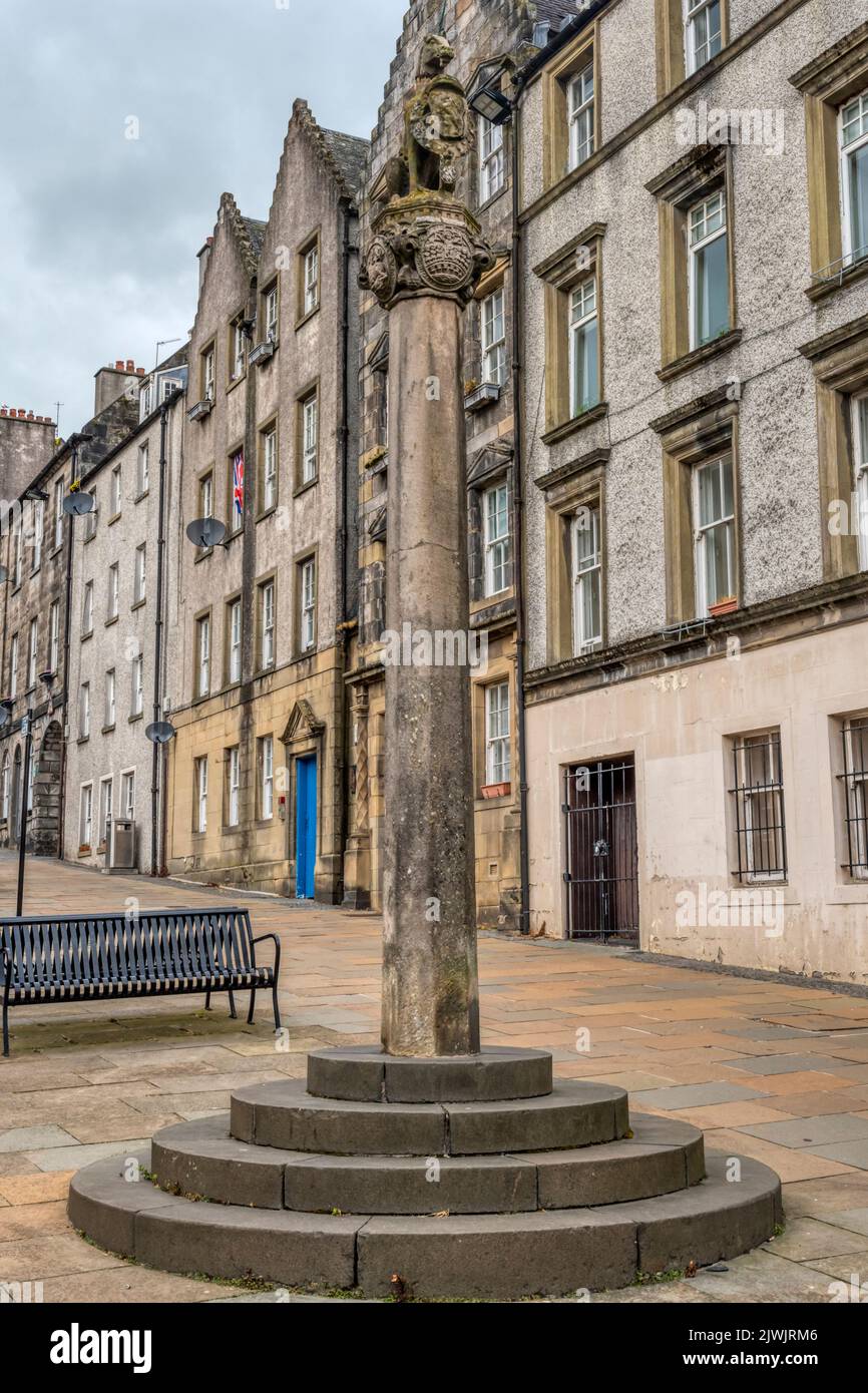El Mercat Cross en Broad Street en el casco antiguo de Stirling, Escocia. Foto de stock
