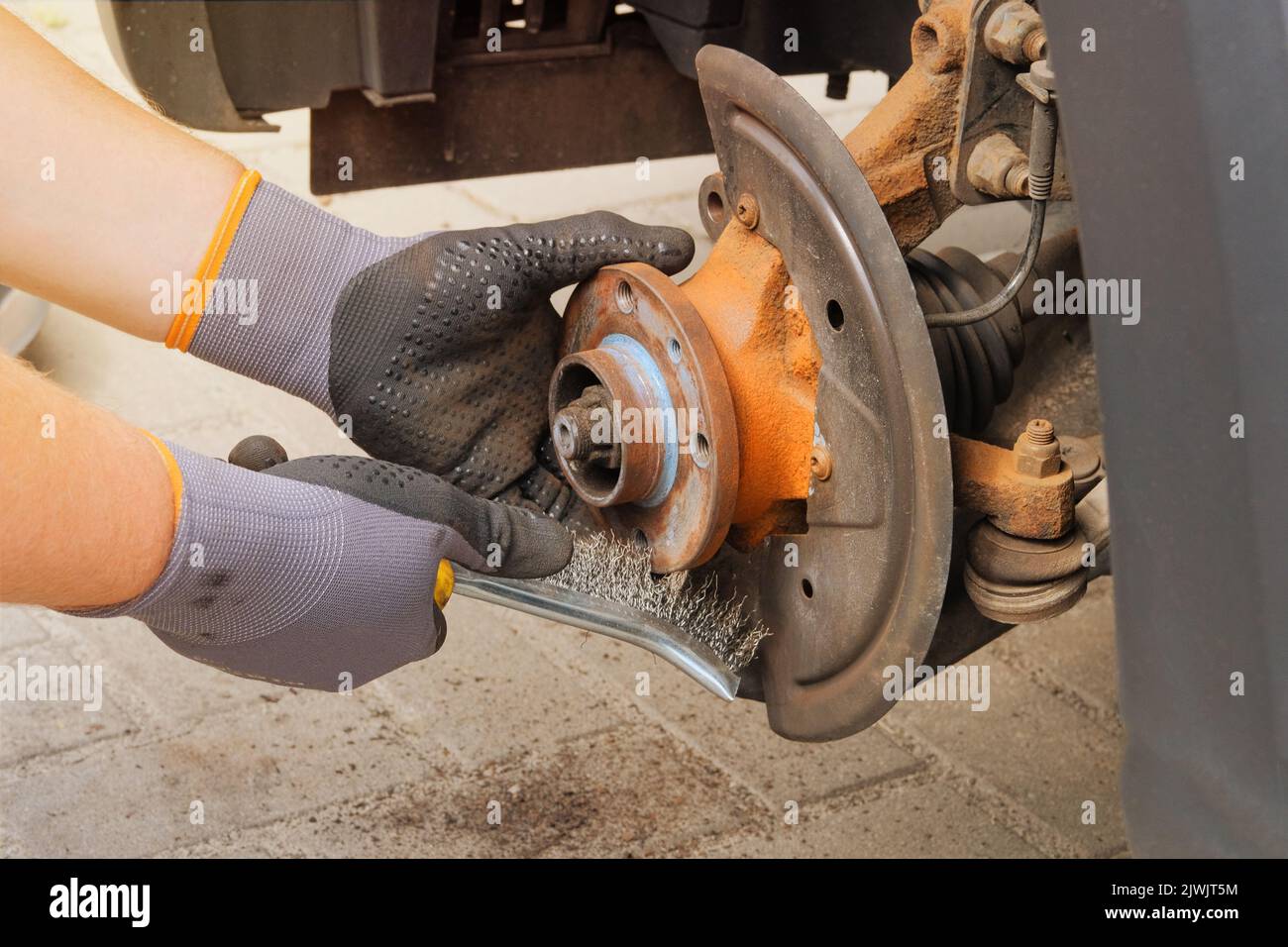 Concepto de servicio de cepillado en el coche. Reparación de una rueda en un automóvil de pasajeros. Equilibrado o reparación de las ruedas. Foto de stock