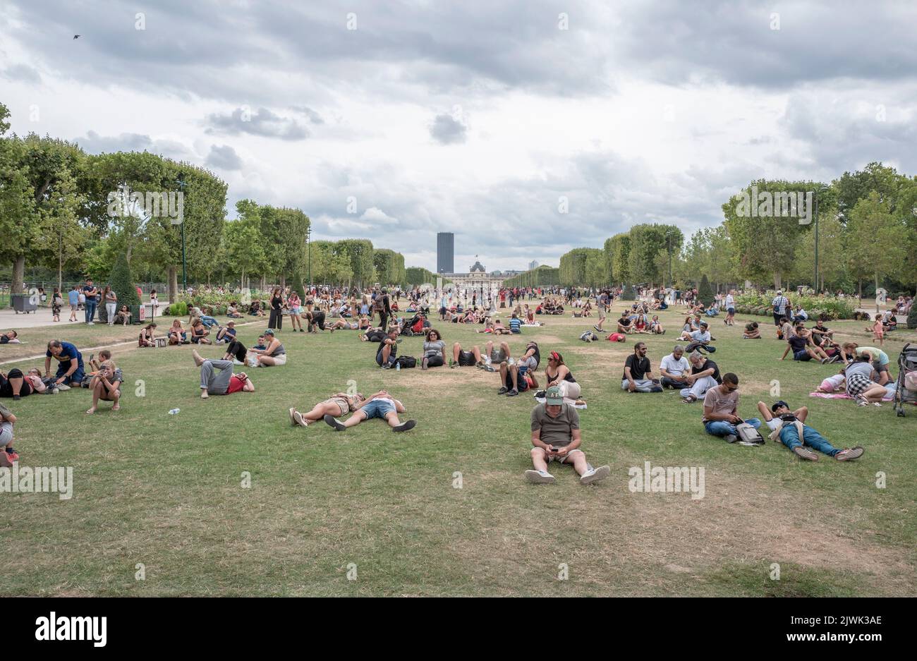 París-FRANCIA- 20th de julio de 2019. La gente pasa ola de calor en el verano de día más caluroso en el Parc du Champs de Mars. Foto de stock