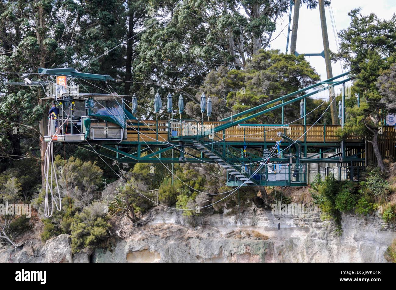 Un jumper conectado con un cordón elástico se sumerge 47 metros más abajo en el río Waikato (el más largo de Nueva Zelanda) desde el nuevo Taupo Cliff Hanger Foto de stock