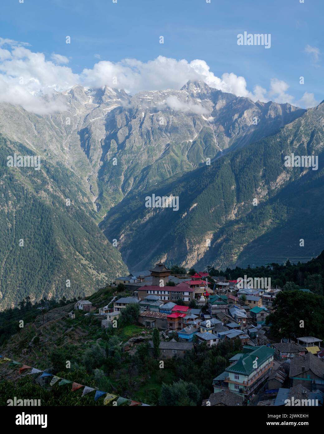Vista elevada de la aldea Kalpa y los Himalayas con crestas agudas como telón de fondo en una buena mañana en verano en Kalpa, Himachal Pradesh, India. Foto de stock