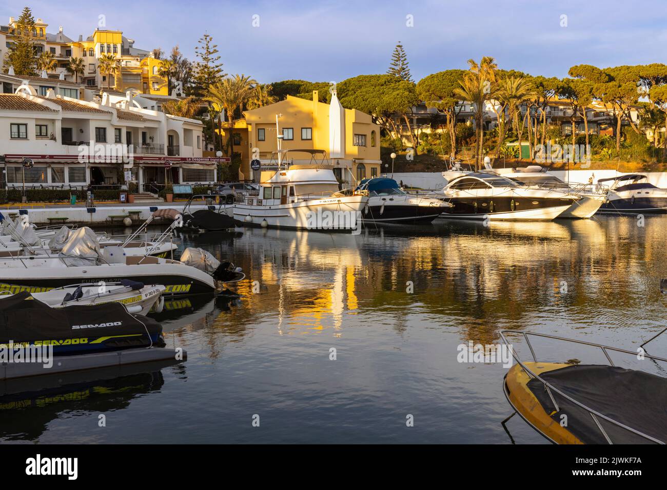 Puerto cabopino fotografías e imágenes de alta resolución - Alamy