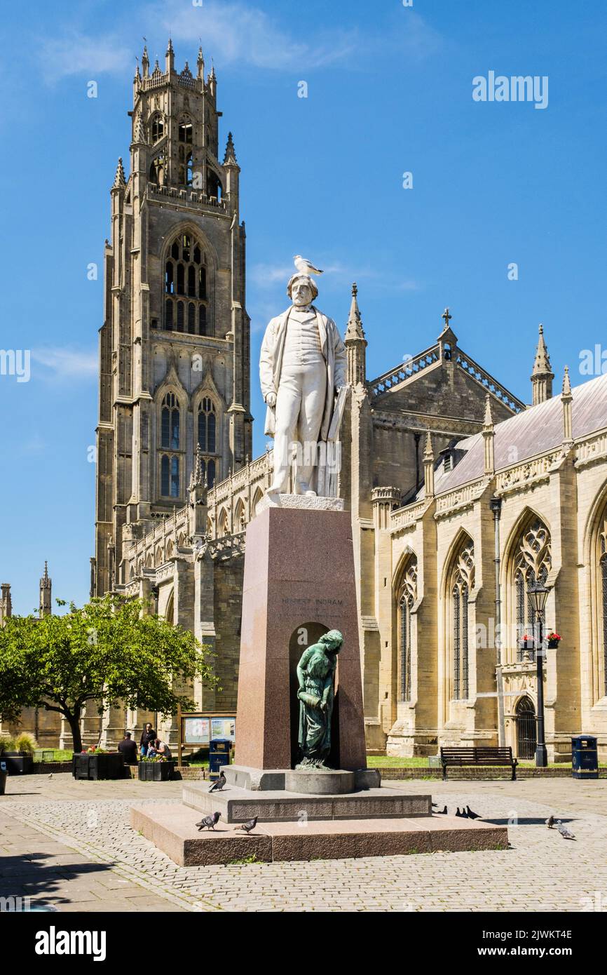 Estatua de Herbert Ingram en los terrenos de la iglesia de San Botolfo. Boston, Lincolnshire, East Midlands, Inglaterra, Reino Unido, Gran Bretaña Foto de stock