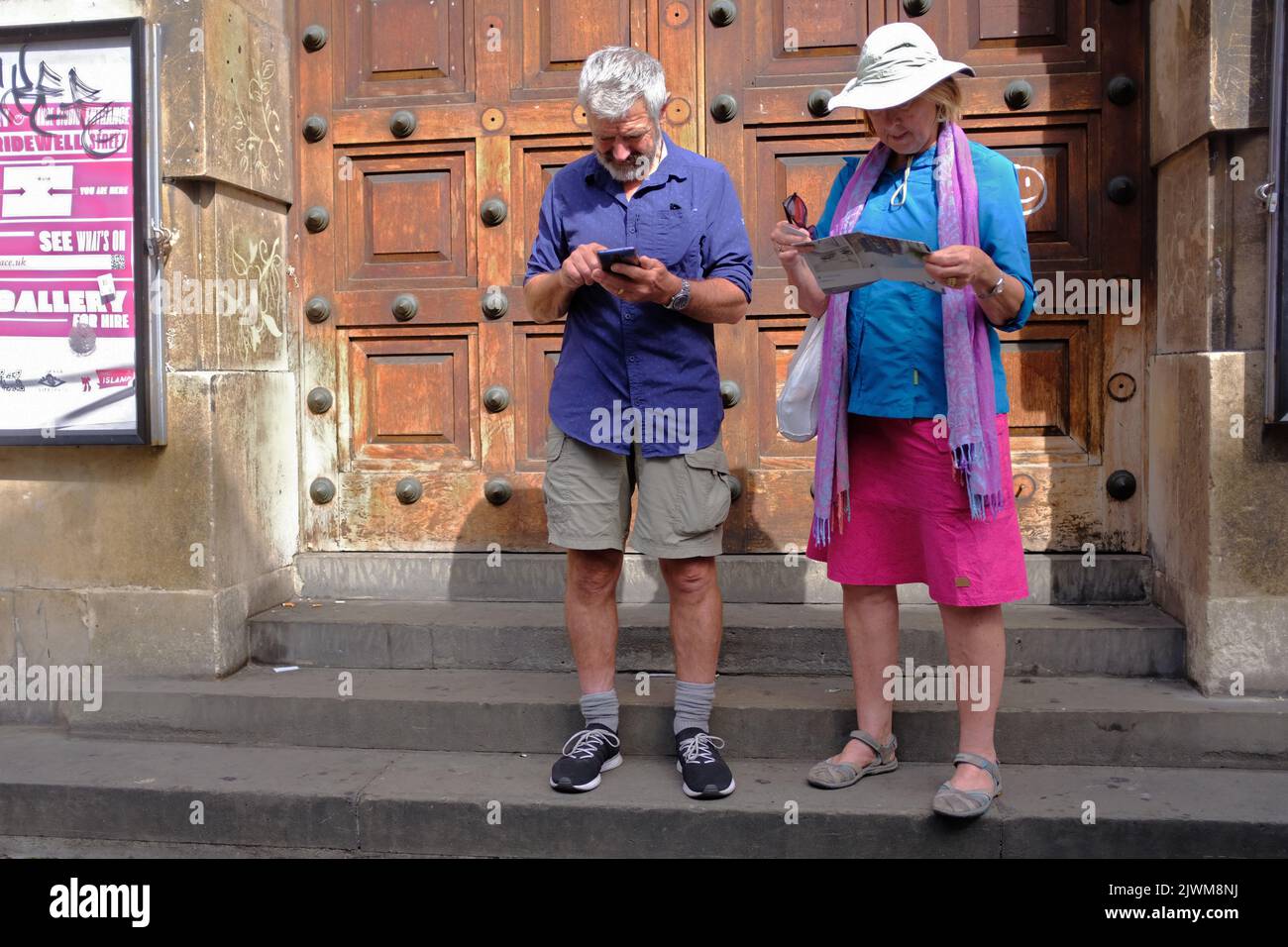 Dos turistas mayores en Bristol, Reino Unido Foto de stock
