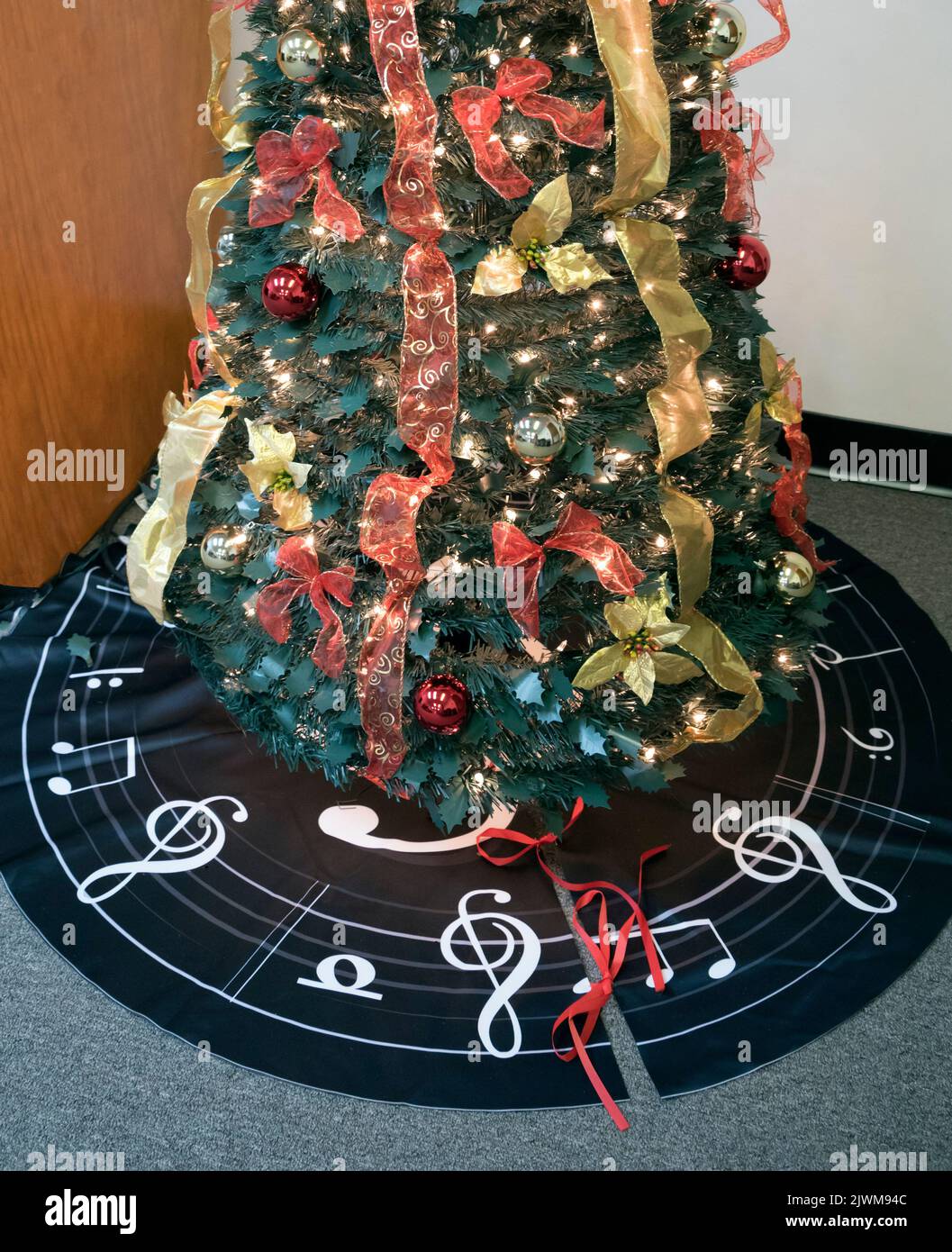 Árbol de Navidad con motivo musical. Foto de stock