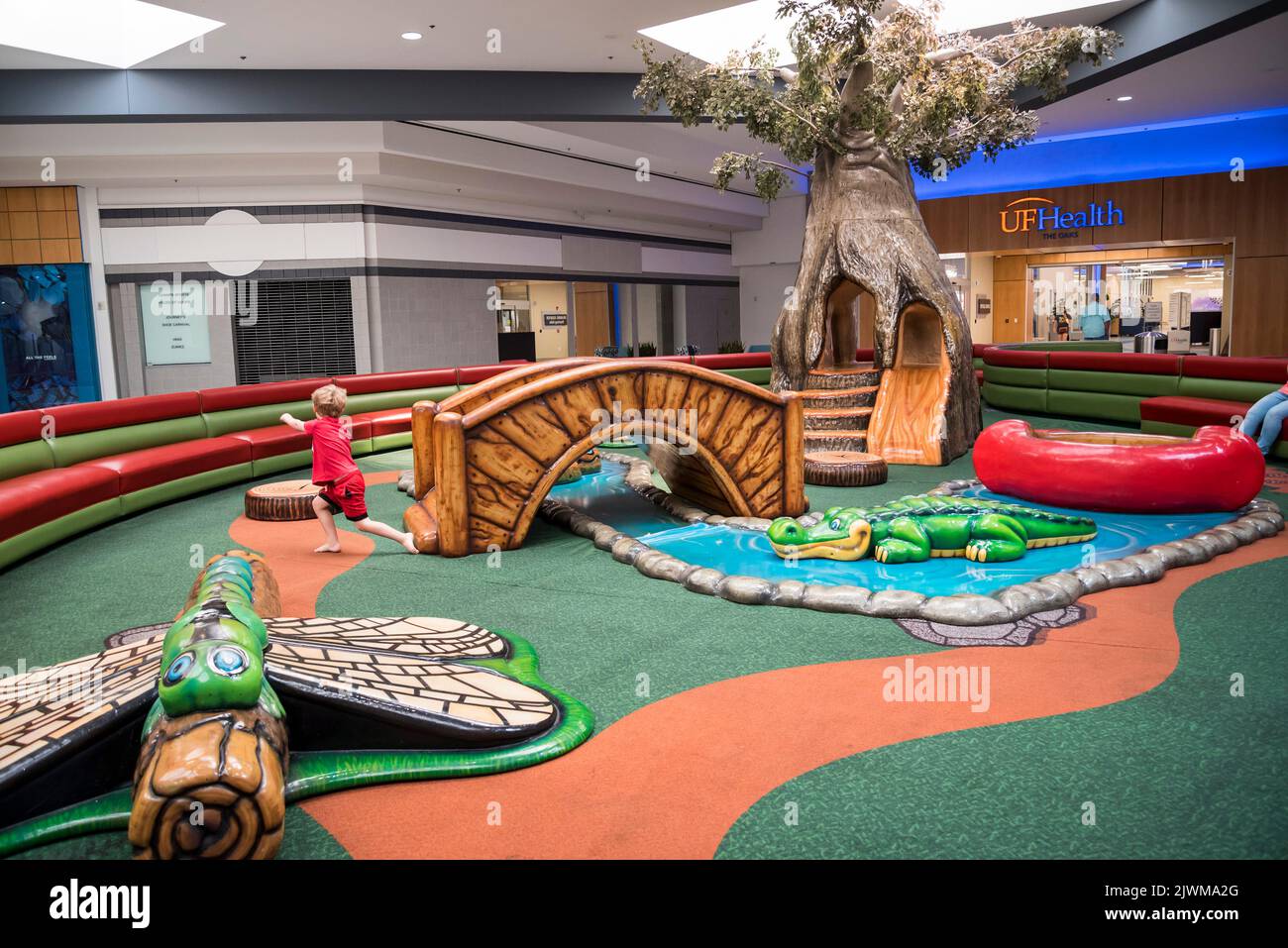 Zona de juegos para niños en un centro comercial en Gainesville, Florida. Foto de stock