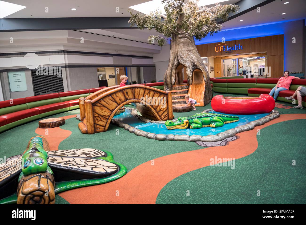 Zona de juegos para niños dentro de un centro comercial en Gainesville, Florida. Foto de stock