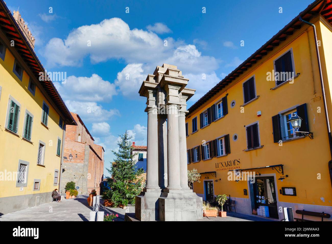 El monumento conmemorativo de la guerra en la plaza de la Piazza Carrara en el centro de Montecarlo, Lucca, Italia, bajo un hermoso cielo Foto de stock