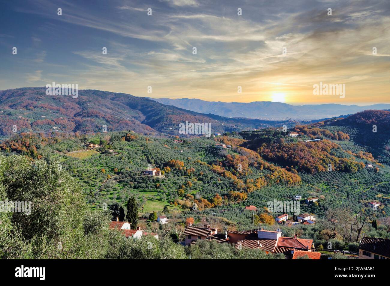 Vista aérea del valle de Valdinievole, Toscana, Italia Foto de stock