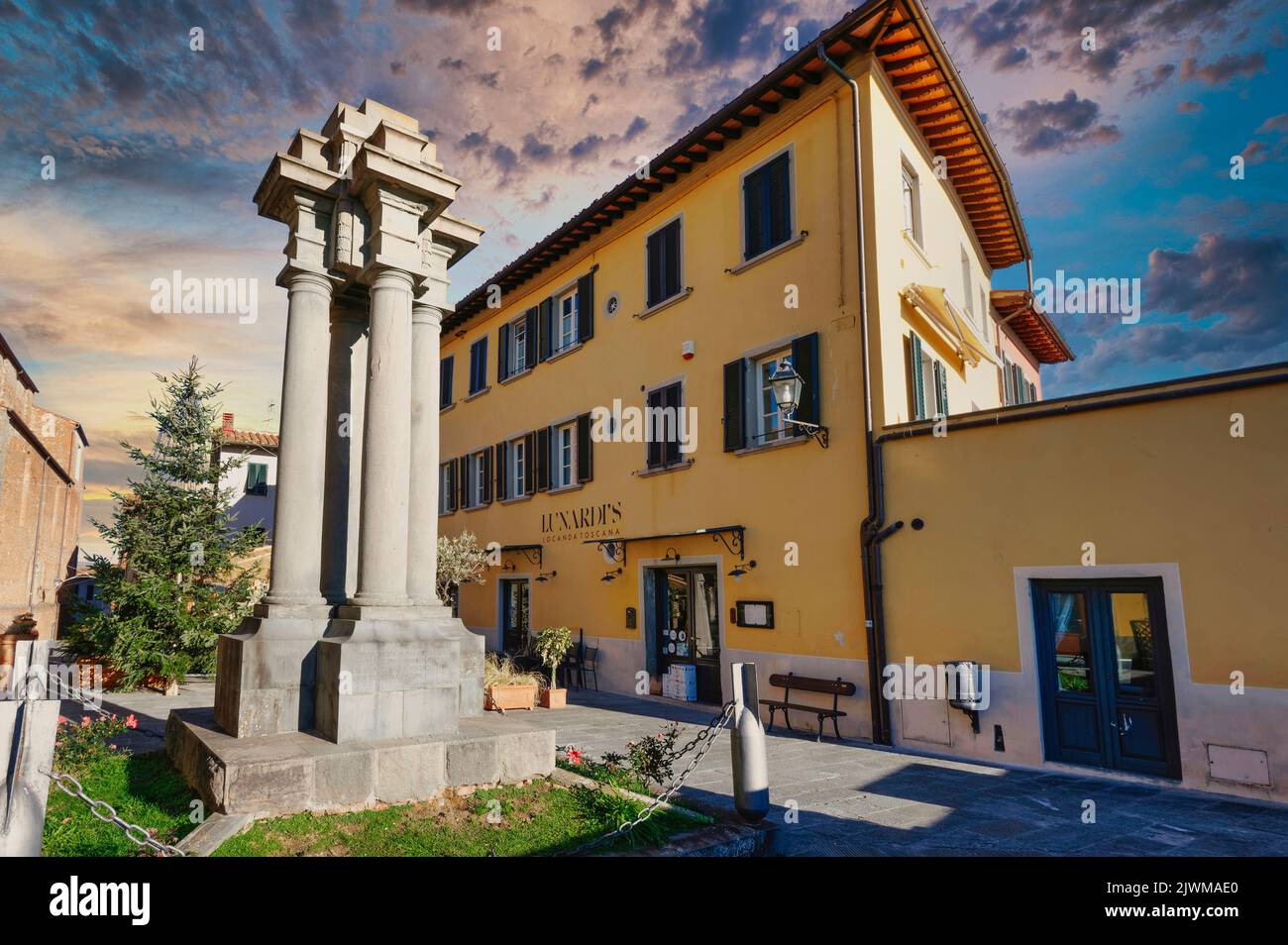 El monumento conmemorativo de la guerra en la plaza de la Piazza Carrara en el centro de Montecarlo, Lucca, Italia, bajo un hermoso cielo Foto de stock