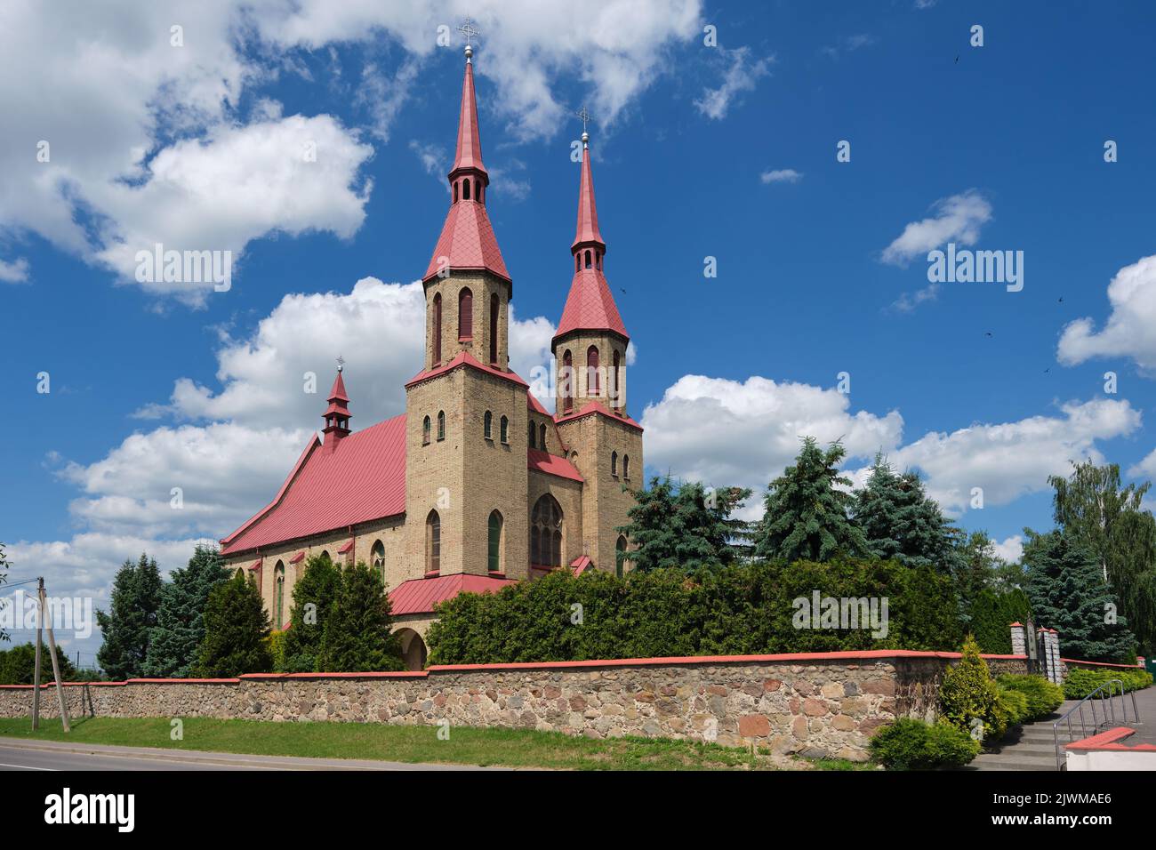 Antigua iglesia de la Santísima Trinidad en Zelva, región de Grodno, Bielorrusia. Foto de stock