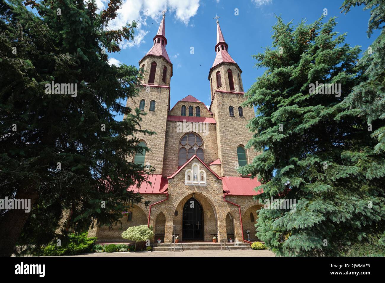 Antigua iglesia católica de la Santísima Trinidad en Zelva, región de Grodno, Bielorrusia. Foto de stock