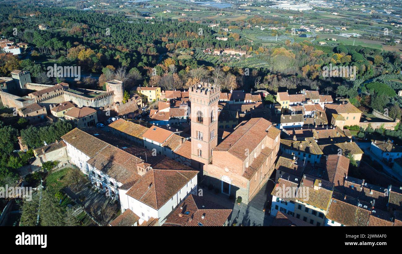 Pueblo y vista del paisaje, fotografía de drones, Montecarlo (Lucca), Italia Foto de stock