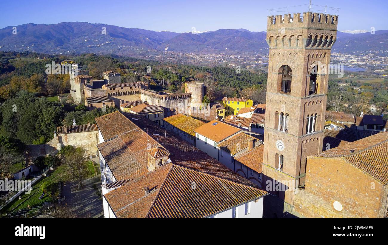 Pueblo y vista del paisaje, fotografía de drones, Montecarlo (Lucca), Italia Foto de stock