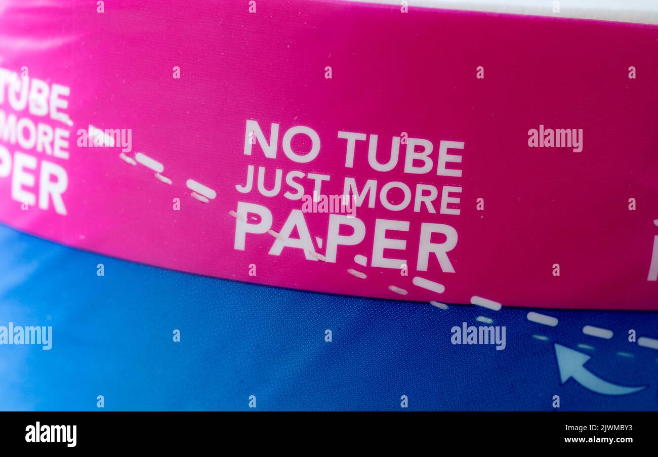 Un paquete de rollos de papel higiénico Cushelle sin cámara Foto de stock
