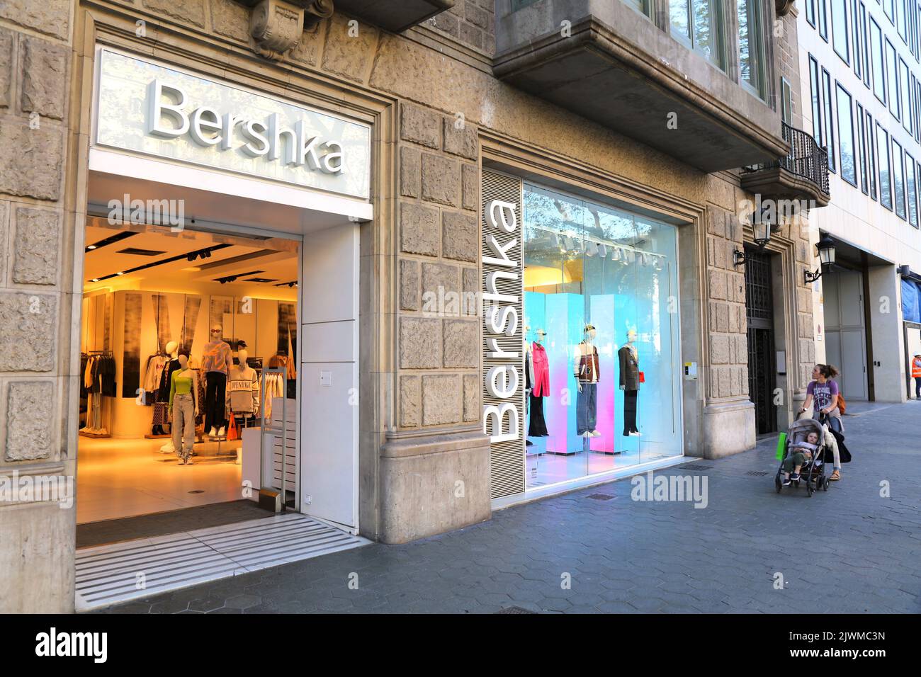 Bershka fashion brand store fotografías e imágenes de alta resolución -  Alamy