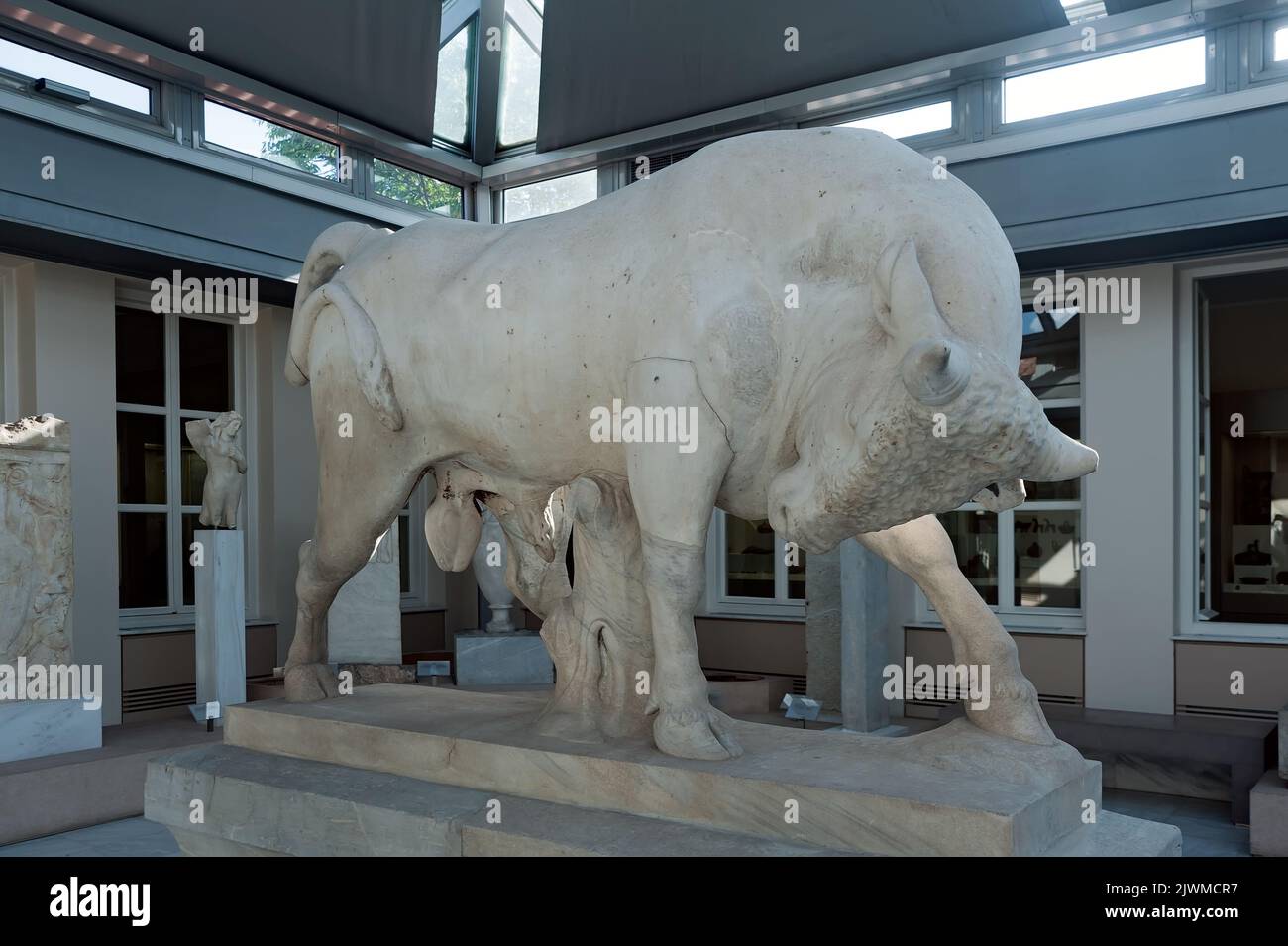 Escultura de un toro de mármol, Museo Arqueológico Kerameikos, Atenas, Grecia Foto de stock