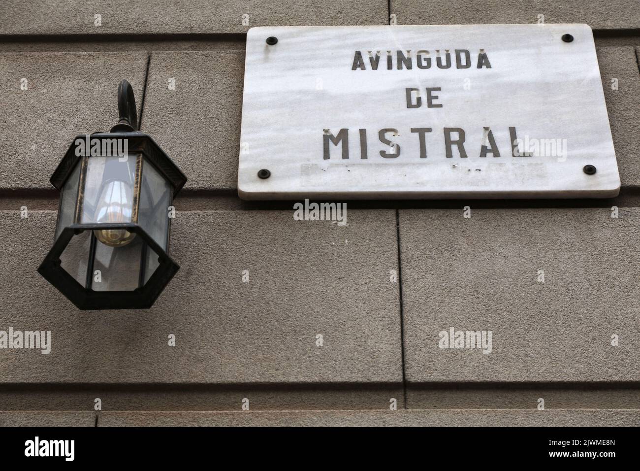 Cartel con el nombre de la Avinguda de Mistral en el barrio de Sant Antoni, Barcelona. Calles famosas de Barcelona, España. Foto de stock
