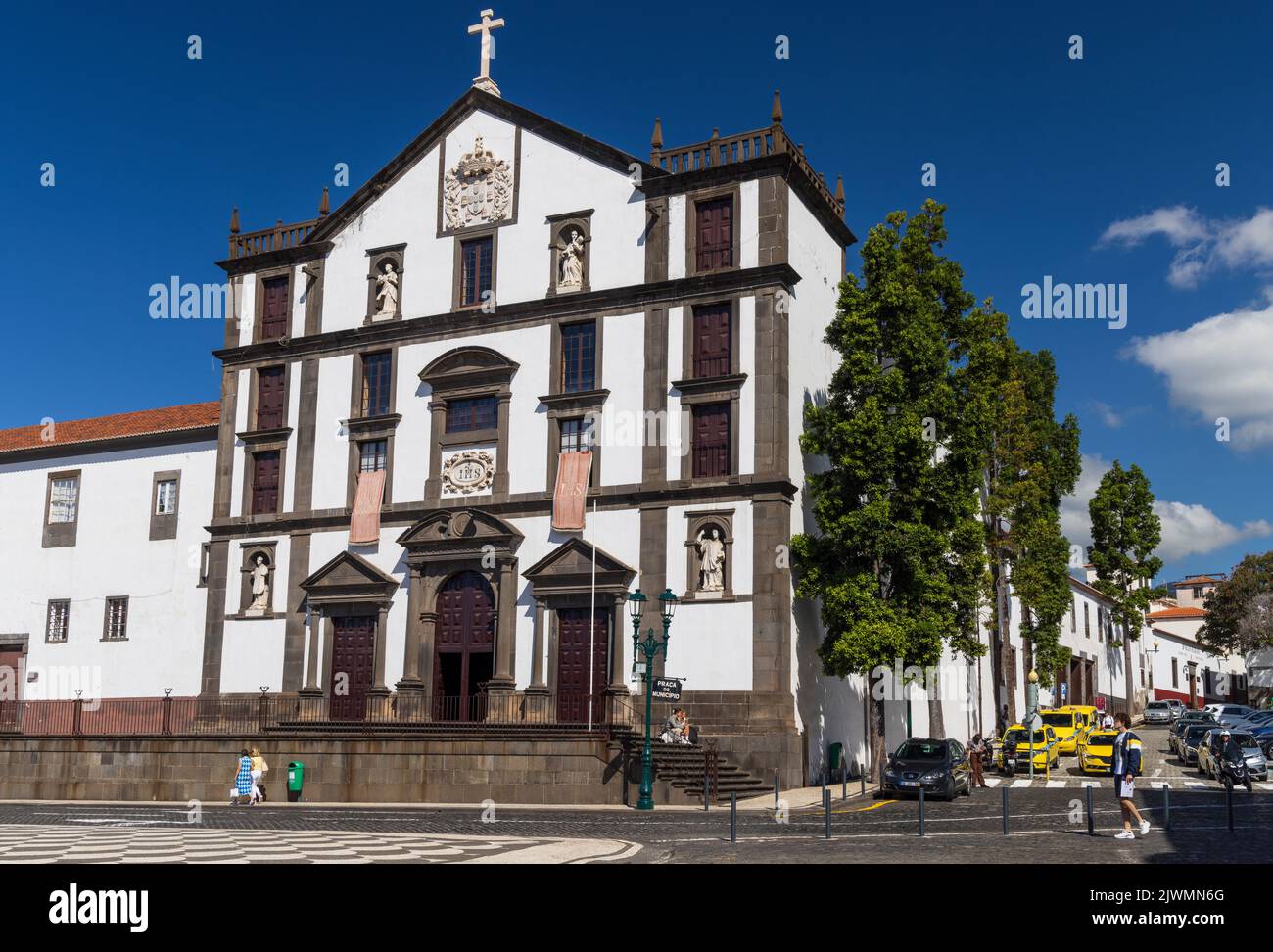 La Iglesia de San Juan Evangelista y el colindante Colegio de Funchal, Madeira, Portugal Foto de stock
