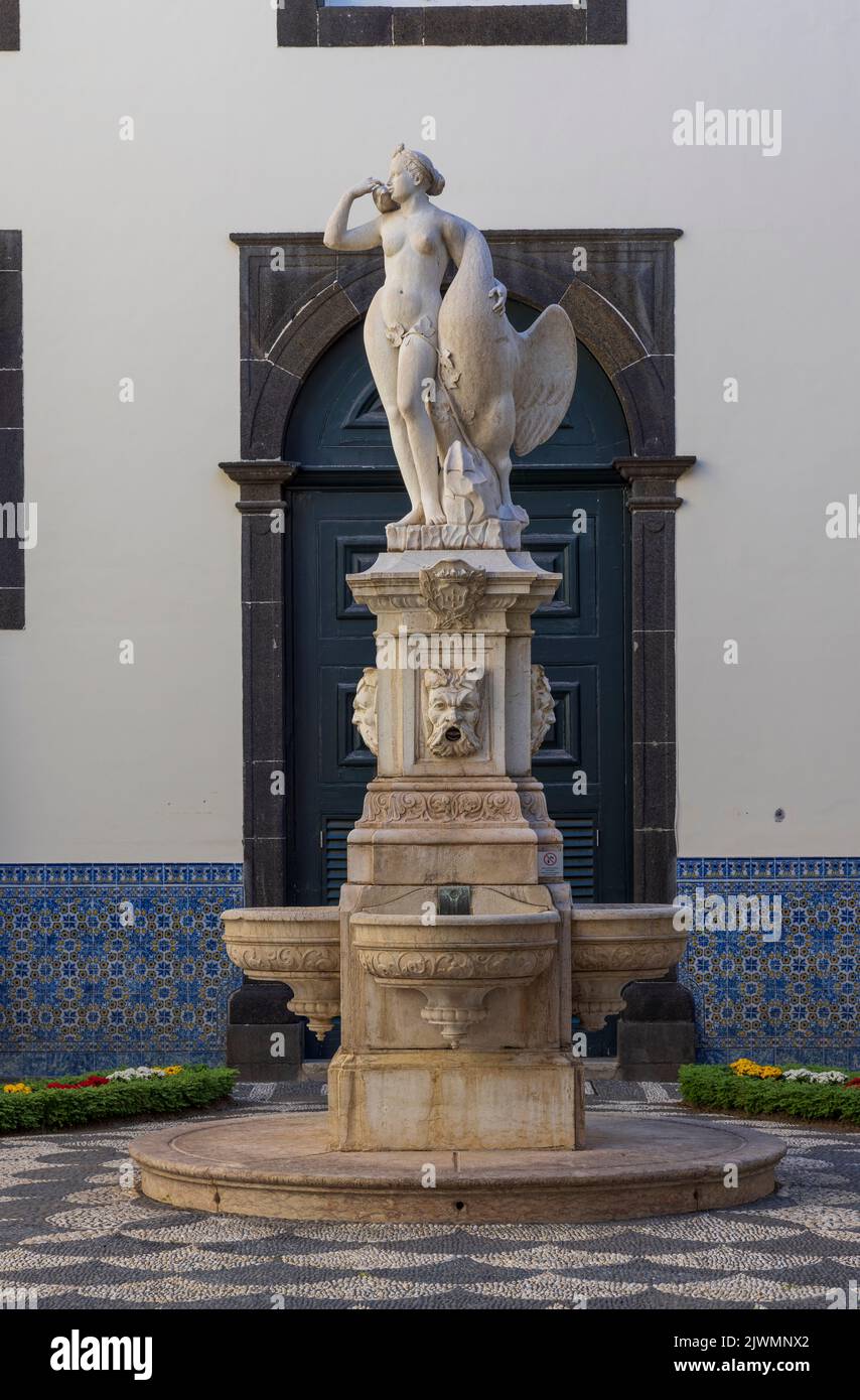 Fuente y estatua en el patio del ayuntamiento de Funchal, Madeiora, Portugal Foto de stock