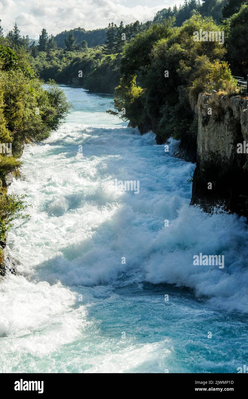 Los rabiosos rápidos del río Waikato atrapados en un estrecho cañón o la dura roca alterada geotermalmente de unos 15 metros de ancho y 10 metros de profundidad en Taup Foto de stock